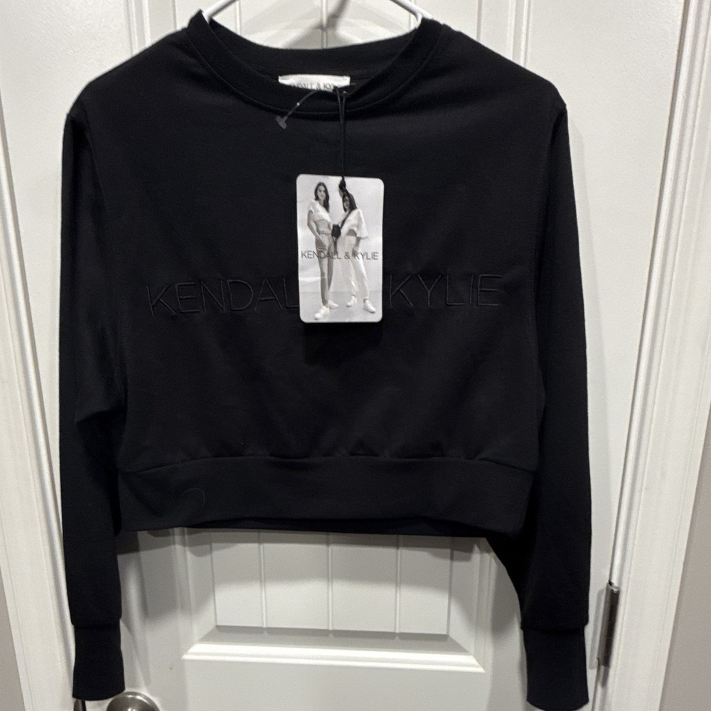 Kendall & Kylie Jet Black Crop Sweatshirt Size Medium NWT KB1-2104 Women's